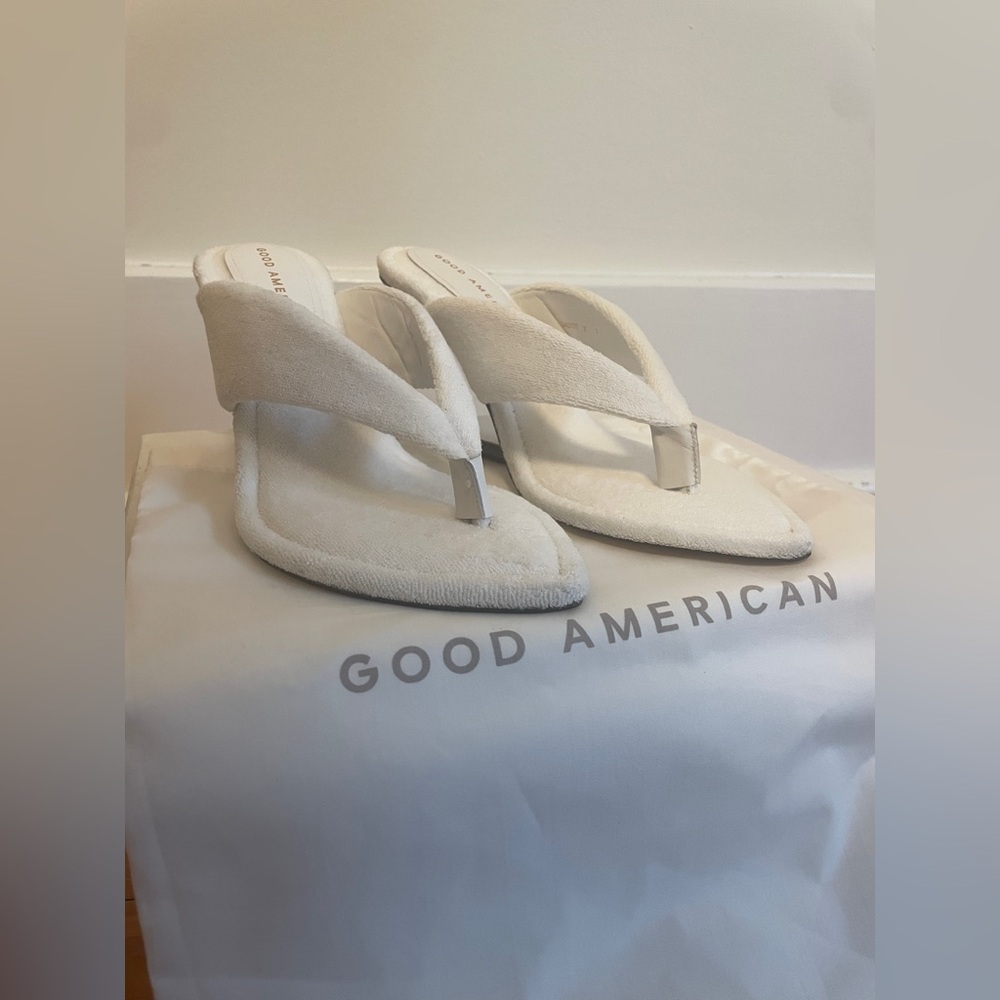 Good American Shoes Womens White Terry Lucite 3" Wedge Thong Sandal